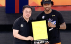 上海男篮历史性时刻！外援古德温力压群雄荣膺FMVP，成为球队历史上第二位获此殊荣的球员，同时也是外援中第九位斩获这一荣誉的传奇人物，其表现堪称比肩中国篮球巨星姚明的巅峰之作