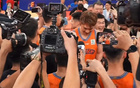 上海男篮力克强敌成功夺冠，王哲林倒地激情庆祝引发全场欢呼，张镇麟以从容姿态见证胜利时刻，弗格向广厦队致以诚挚敬意展现职业体育精神